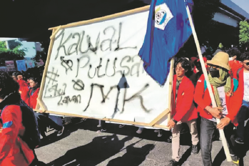 AKSI DEMO: Mahasiswa aksi demo Kawal Putusan MK di bawah Jembatan Layang-Kantor DPRD Sulsel di Jalan Urip Sumoharjo Makassar, Kamis (22/8). (Darwin Fatir/Antara)