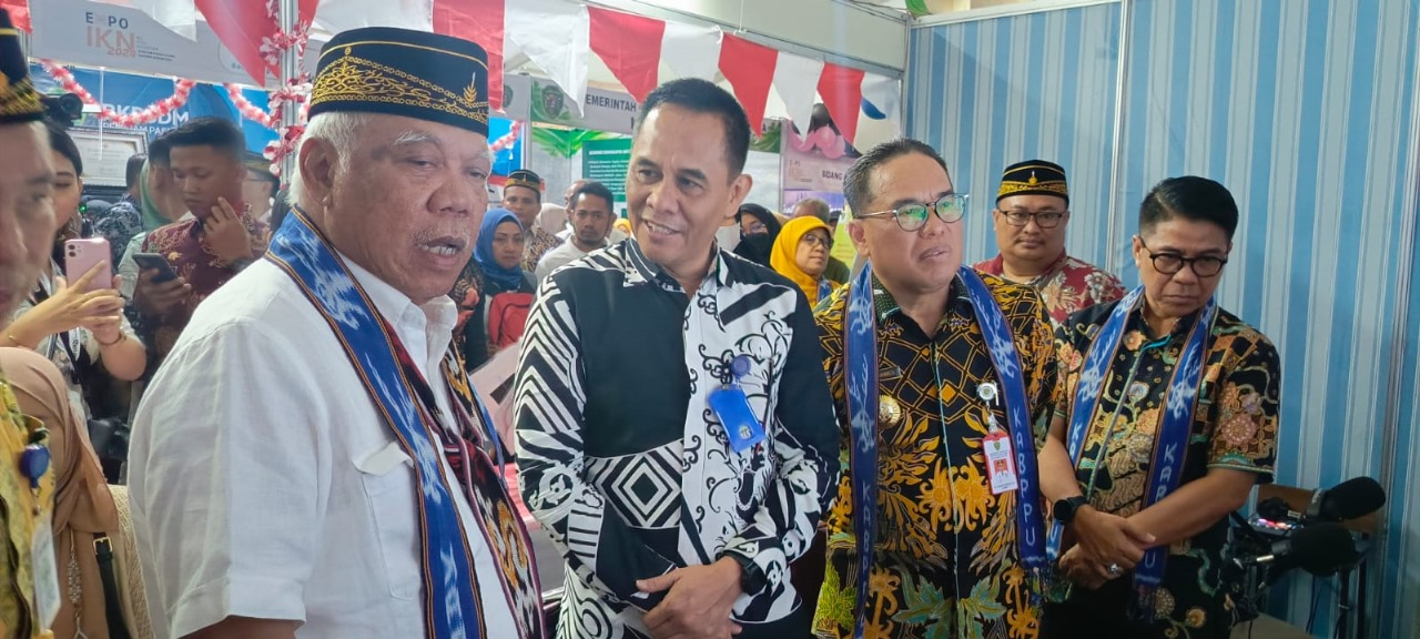 ISTIMEWA BERI DUKUNGAN : Basuki Hadimuljono (kiri) mendatangi stan Diskominfo dalam Expo IKN PPU Serambi Nusantara 2024 yang diselenggarakan belum lama ini.