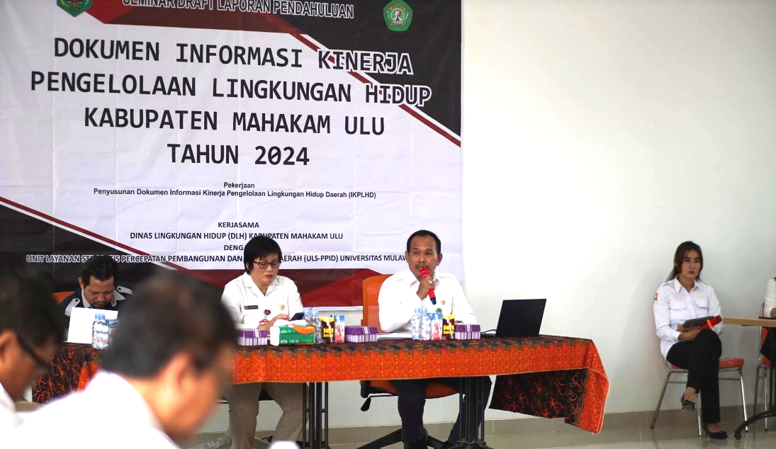 JODY KRISTIANTO/KP DISKUSI: Solman sampaikan laporan pada diskusi di Cafetaria Setkab Mahulu, Rabu (21/8). Pengelolaan