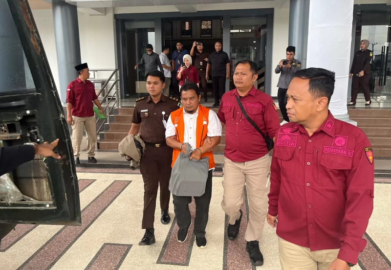 KP DITAHAN: Tersangka MRF saat ditahan Kejati Kaltim karena dugaan korupsi gratifikasi pada Unit Pelaksana Tekhnis Dinas Kesatuan Pengelolaan Hutan Produksi (UPTD-KPHP) Berau Pantai, Dinas Kehutanan