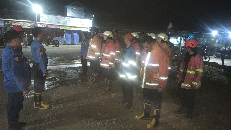 ISTIMEWA LUDES: Petugas Satpol PP dan Damkar melakukan pemadaman.