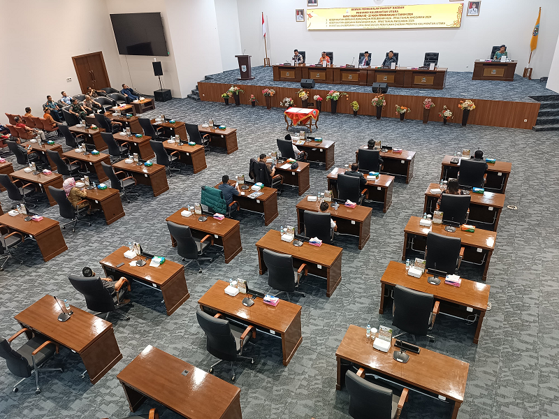 IWAN K/RADAR KALTARA REGULASI: Pelaksanaan rapat paripurna kesepakatan beberapa perubahan Perda Pemprov Kaltara beberapa waktu lalu.