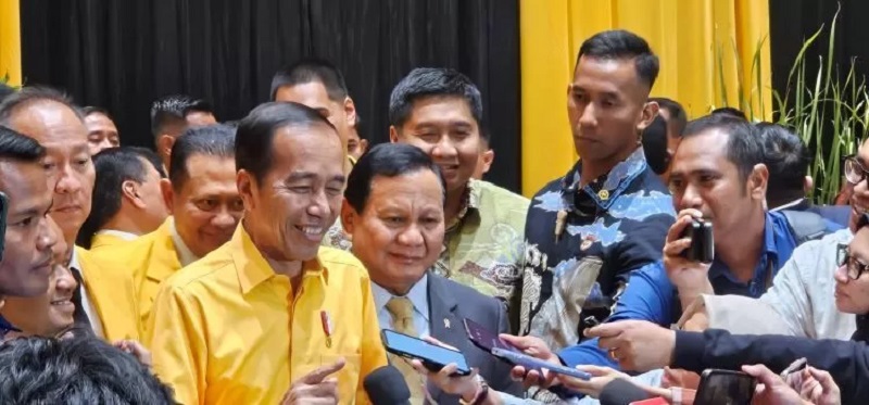 MUNAS GOLKAR: Presiden Joko Widodo (Jokowi) bersama Presiden terpilih Prabowo Subianto saat menghadiri acara penutupan Munas XI Partai Golkar di Jakarta Convention Center (JCC), Senayan, Jakarta, Rabu
