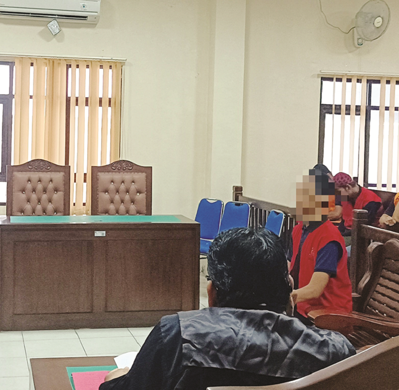 Syahrul/KP LEMAS: Terdakwa perkara penipuan pasrah setelah dituntut 2 tahun penjara oleh jaksa saat sidang di PN Balikpapan.