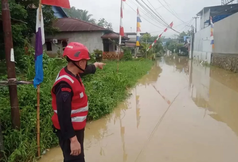ISTIMEWA PANTAU: Personel Respons Bencana Brimob patroli dan siaga banjir di kawasan Jalan Beler Balikpapan.