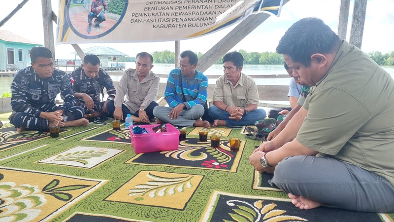 BERDIALOG: Tim gabungan menyambangi warga Desa Liagu, Kecamatan Sekatak, Bulungan.