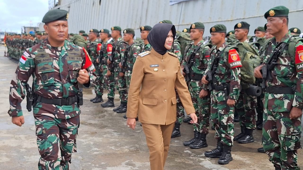 FOTO: RADAR TARAKAN ALIH TUGAS: Bupati Nunukan, Hj. Asmin Laura Hafid saat menyambut kedatangan personel Batalyon Artileri Medan 11/Guntur Geni di Pelabuhan Tunon Taka, Nunukan.