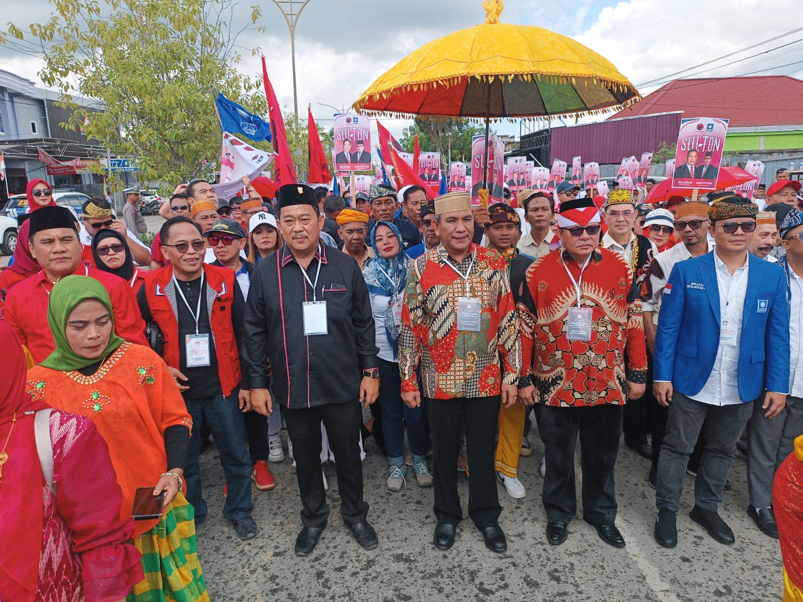 IWAN K/RADAR KALTARA Sulaiman-Adri Patton didampingi pimpinan parpol dan simpatisan saat mendatangi KPU Kaltara untuk mendaftar Pilgub Kaltara 2024.