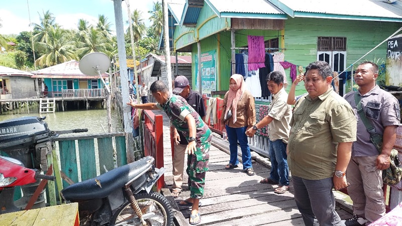 CEK LAPANGAN: Kesbangpol bersama Kodim 0903/Bulungan saat meninjau pembangunan pos di Desa Liagu.