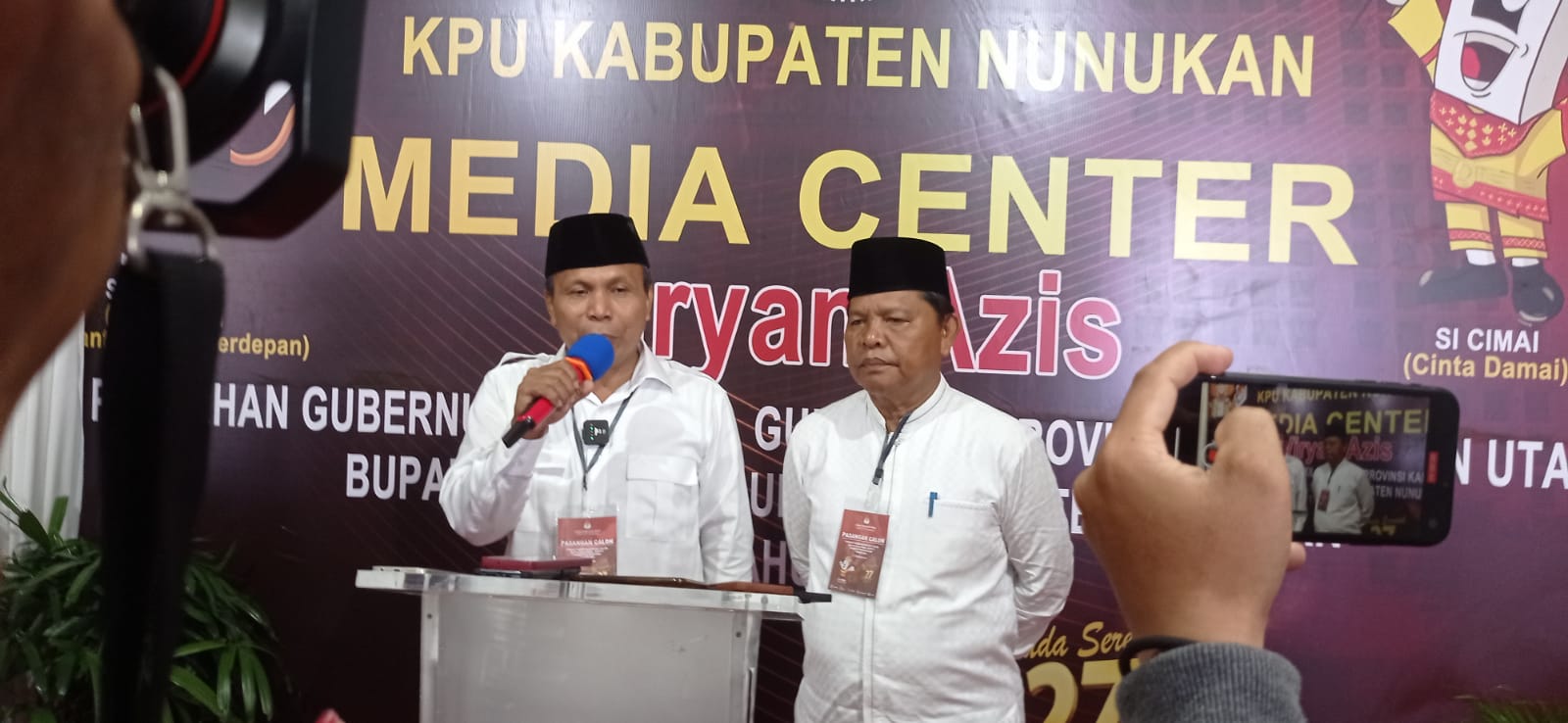 FOTO: RADAR TARAKAN DAFTAR PILKADA: Calon bupati dan wakil bupati Nunukan, H. Basri - H. Hanafi ah mendaftar ke KPU Nunukan,  Selasa (27/8).