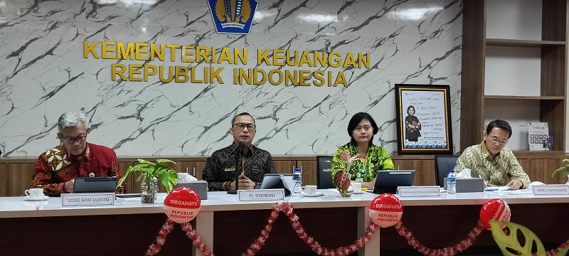 RIKIP/KP BERKAH IKN : Kepala Kanwil Direktorat Jenderal Perbendaharaan (DJPb) Kaltim&nbsp; Muhammad Syaibani (dua dari kiri) saat konferensi pers perkembangan APBN dan APBD Regional Kaltim
