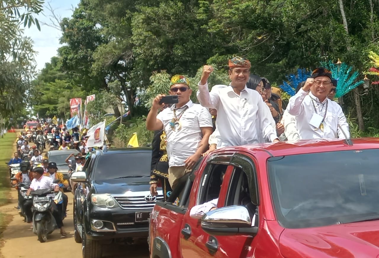 DAFTAR: SAH diiringi simpatisan menuju KPU Tana Tidung untuk melakukan pendaftaran.