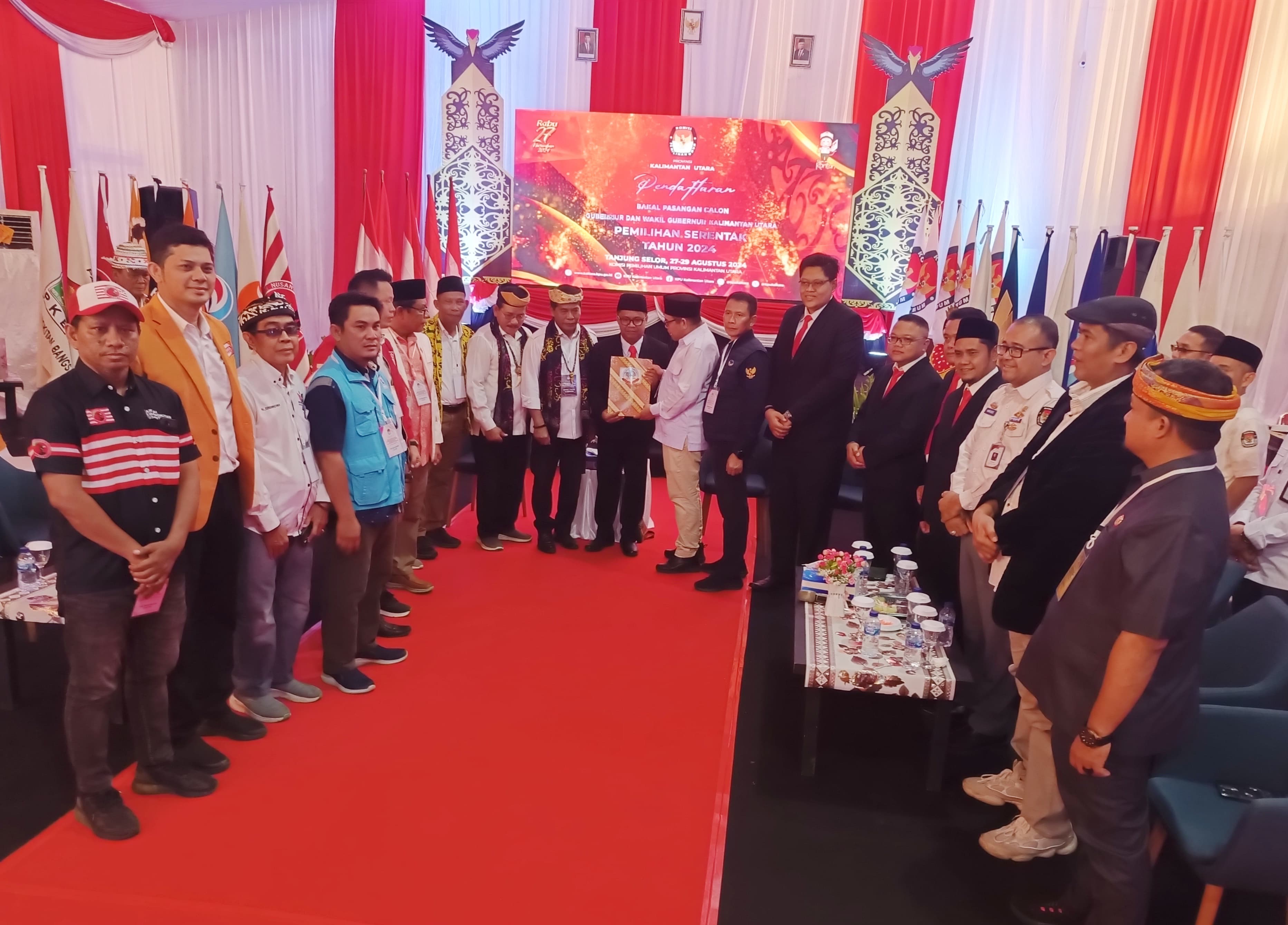 IWAN K/RADAR KALTARA PILKADA: Zainal A Paliwang-Ingkong Ala menyerahkan dokumen persyaratan ke KPU Kaltara.