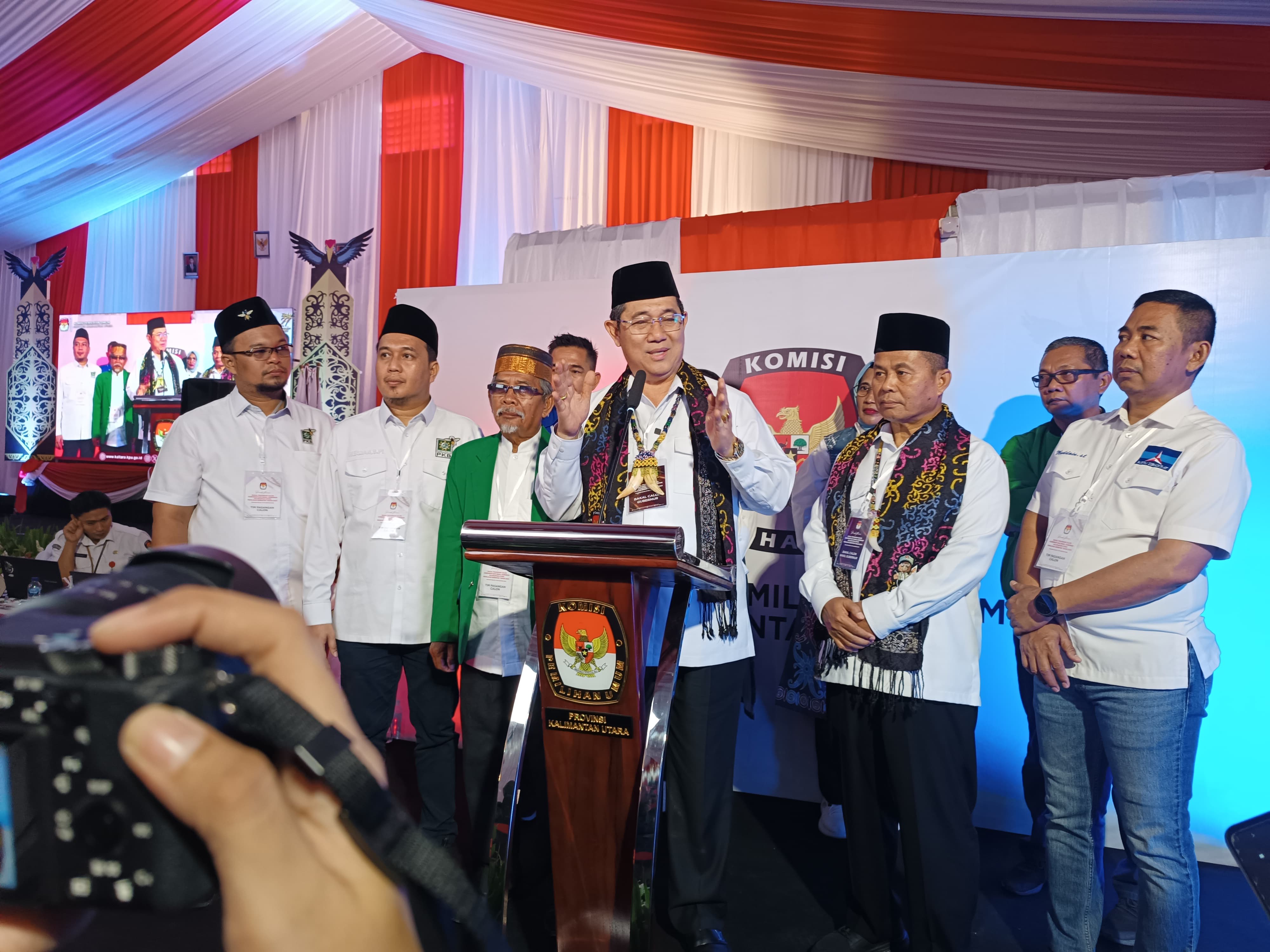 FOTO: IWAN K/RADAR KALTARA PILKADA: Pasangan YESS saat mendaftar ke KPU Kaltara pada Kamis (29/8).