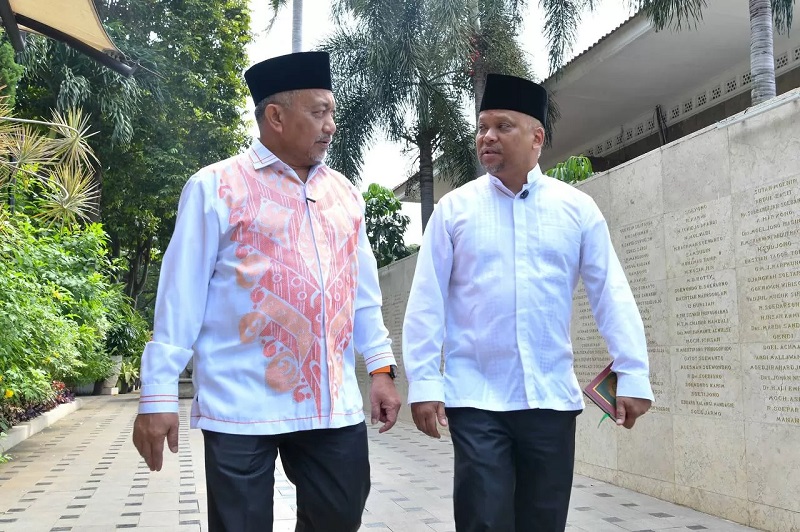 ZIARAH: Pasangan bakal cagub-cawagub Jabar Ahmad Syaikhu dan Ilham Akbar Habibie hendak berziarah ke makam Presiden ketiga RI BJ Habibie di TMP Kalibata, Jakarta Selatan, Rabu (28/8). (Istimewa)