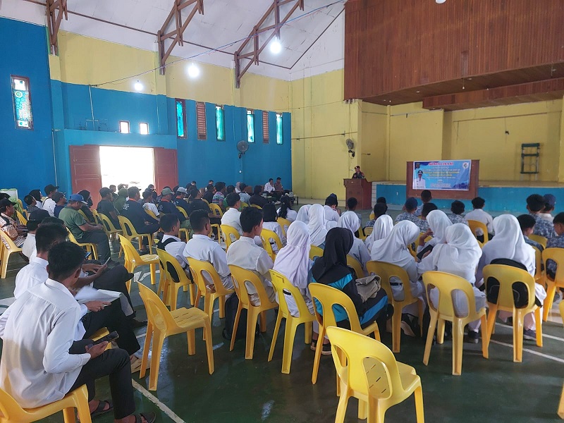 BERI ARAHAN: Danki 3 saat memberikan arahan kepada warga di Desa Pembeliangan.