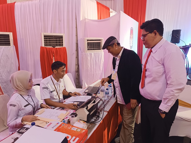 IWAN K/RADAR KALTARA MEMASTIKAN: Ketua Bawaslu Kaltara, Rustam Akif saat memantai pengecekan kelengkapan syarat bakal pasangan calon di Pilkada Kaltara 2024.