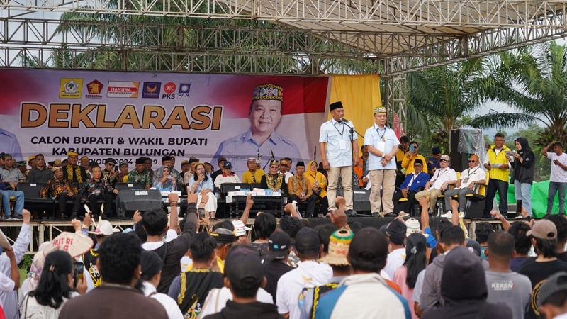 DEKLARASI: Paslon saat menyampaikan orasi di hadapan ratusan simpatisan dan pendukung.