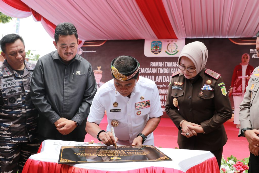 DKISP DITEKEN: Gubernur Kalimantan Utara, Dr. H. Zainal Arifin Paliwang, S.H., M.Hum., meneken prasasti peresmian Kantor Kejati Kaltara.