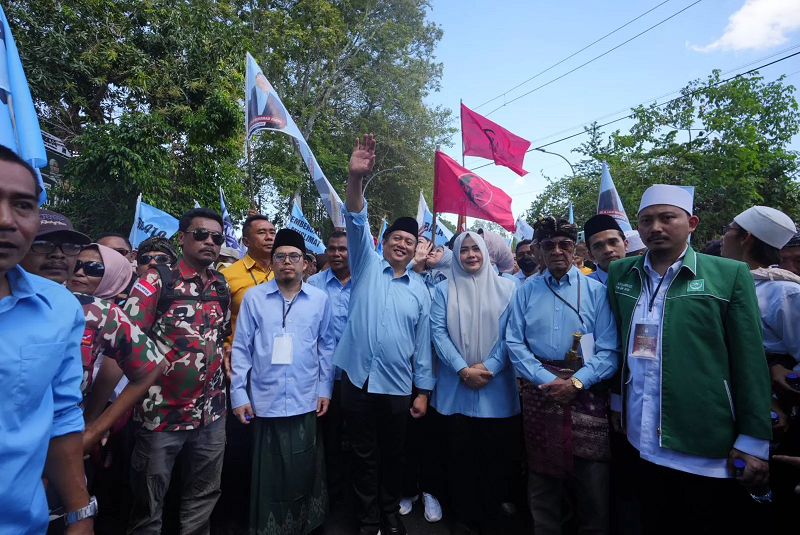 DAFTAR: Pasangan bacagub-bacawagub di Pilkada NTB Lalu Muhamad Iqbal-Indah Damanyanti Putri mendaftarkan diri ke KPU Provinsi NTB, Kamis (29/8). (Istimewa)&nbsp;