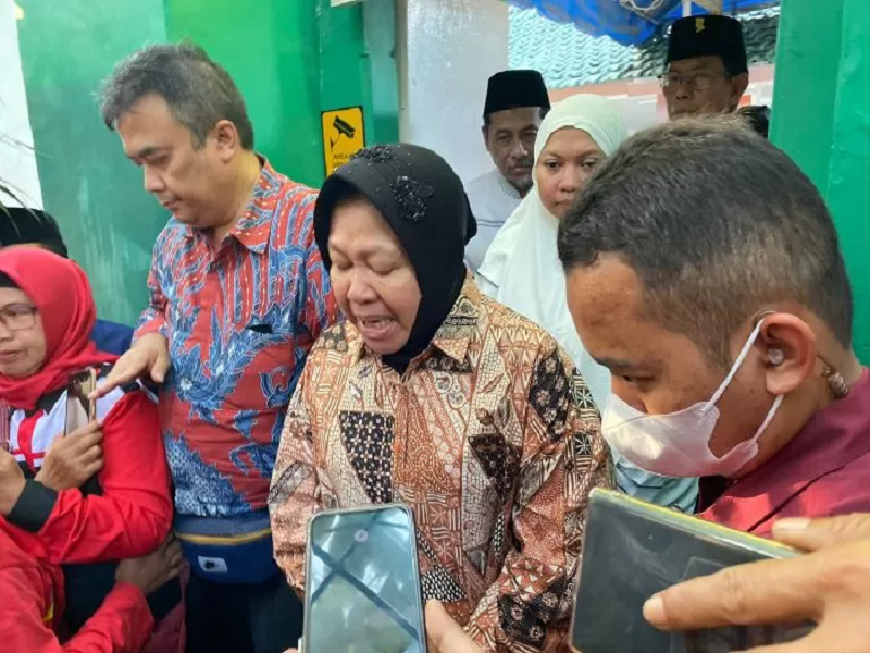 MAJU PILKADA: Calon Gubernur Jatim Tri Rismaharini usai berziarah ke makam Mbah Bungkul, di Surabaya. (Istimewa)