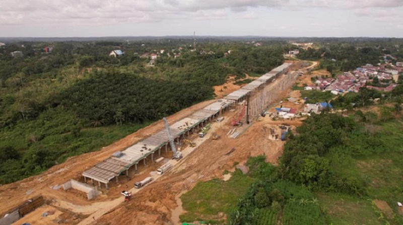 DOK/KP PEMBANGUNAN : Pemasangan tiang pancang pada Tol IKN di Kilometer 11, Balikpapan disebut berdampak pada retaknya bangunan rumah warga sekitar beberapa waktu lalu.
