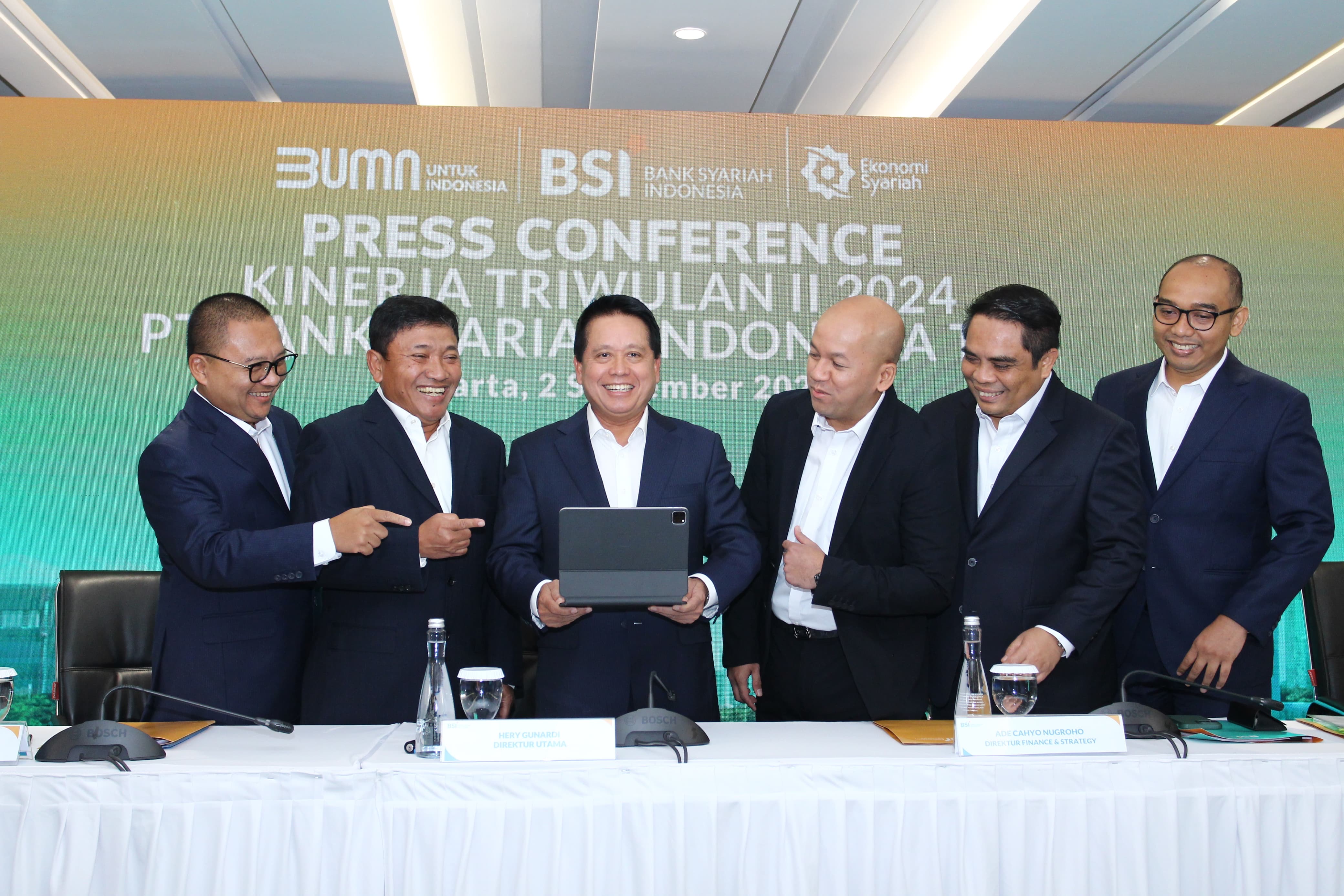 Paparan disampaikan Direktur Utama BSI Hery Gunardi (tengah) didampingi  (Kiri-kanan) : Direktur Information Technology Saladin D. Effendi, Wakil Direktur Utama Bob T. Ananta, Direktur Finance & Strat