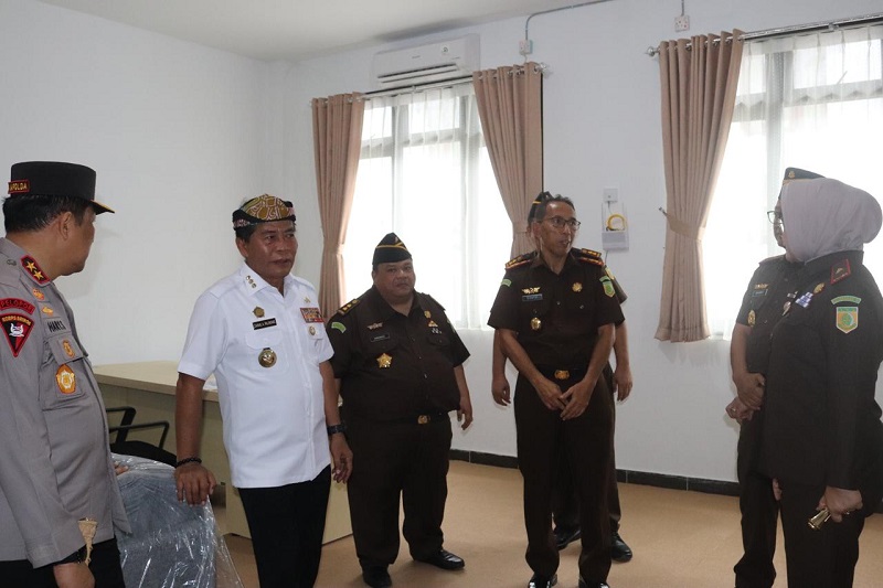 PENINJAUAN: Kepala Kejati Kaltara&nbsp; bersama Gubernur Kaltara meninjau ruangan di Kantor Kejati Kaltara.