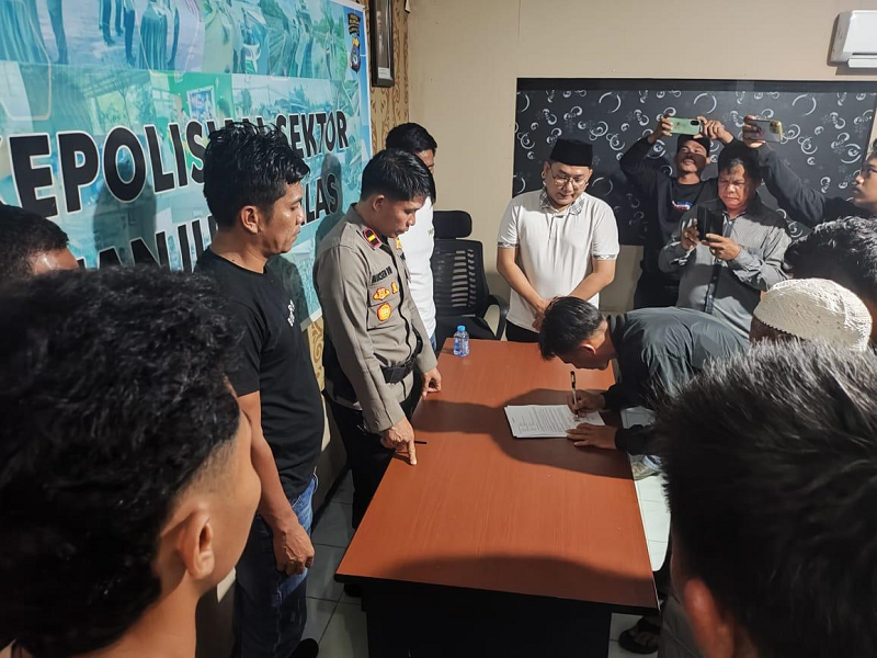 POLRESTA UNTUK RADAR KALTARA DAMAI: Kedua belah pihak menandatangani surat pernyataan damai pasca terjadi perkelahian.