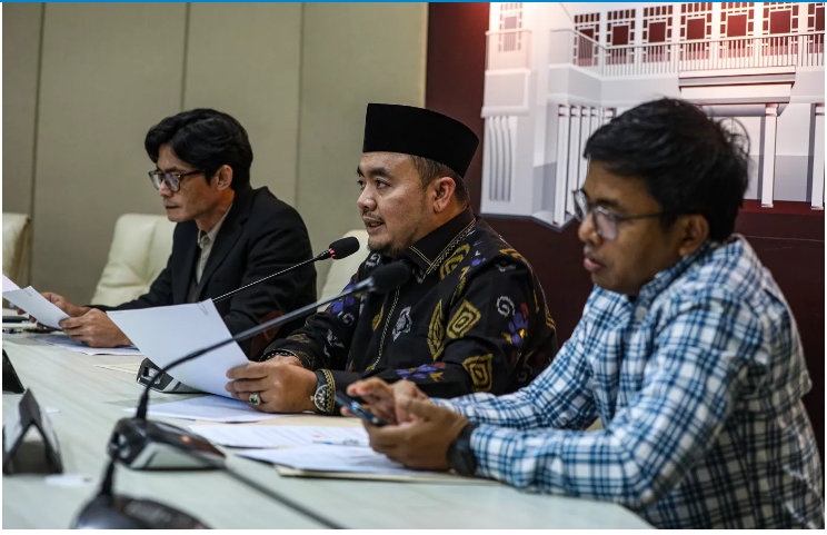 PENYELENGGARA : Ketua KPU RI Mochammad Afifuddin (tengah) bersama Anggota KPU RI August Mellaz (kiri) dan Idham Holik (kanan) memberikan keterangan kepada media di kantor KPU RI, Jakarta