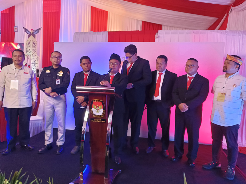 IWAN K/RADAR KALTARA DEMOKRASI: Ketua KPU Kaltara, Hariyadi Hamid menyampaikan hasil akhir pendaftaran bakal pasangan calon di Pilkada Kaltara 2024.