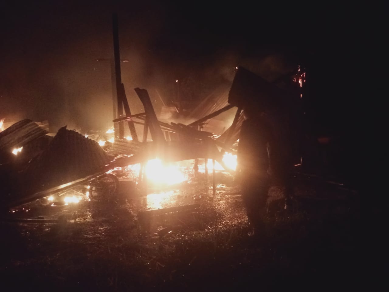 DOK DISDAMKAR NUNUKAN RUMAH TERBAKAR: Salah satu rumah warga di Tulin Onsoi dilalap si jago merah.