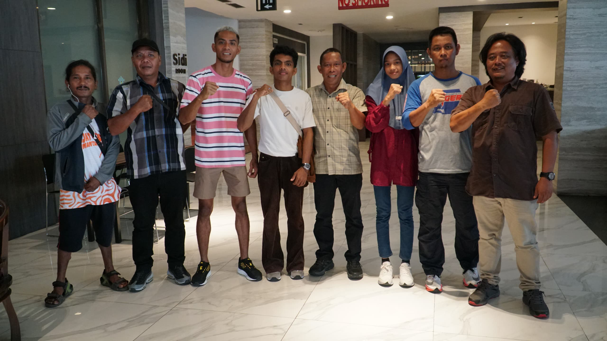 ISTIMEWA MEDALI: Ketua FPTI Kaltara, Syarwani melepas atlet panjat tebing Kaltara ke PON XXI Aceh-Sumut.
