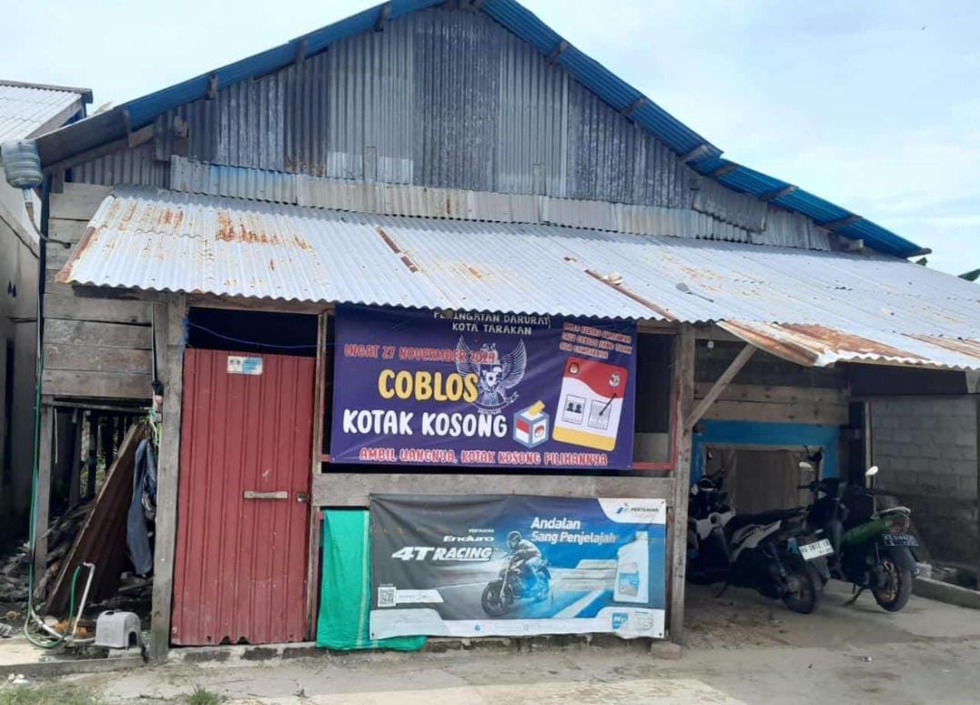 DOK WARGA MASIF?: Spanduk gerakan kotak kosong untuk Pilwali Tarakan terpasang di salah satu kelurahan di Tarakan.