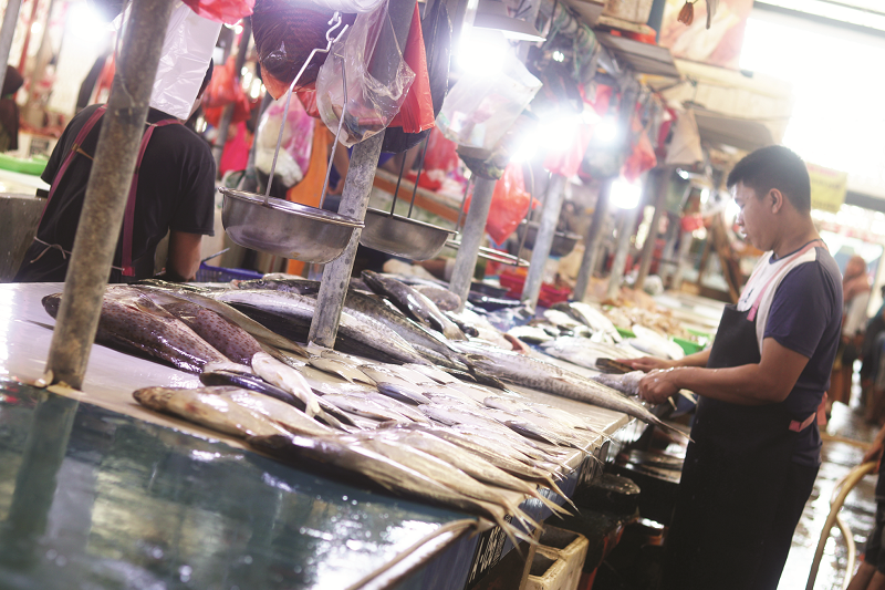 KP TAK TERPENGARUH: Kegiatan penjualan ikan di salah satu pasar.