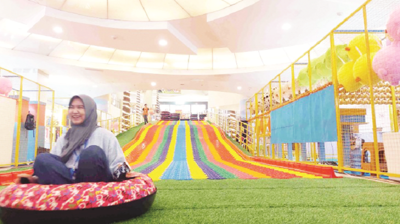 OKTA/KP PENUH KESERUAN : Buzz Storyland yang hadir di Atrium Pentacity Mall dapat menjadi destinasi berakhir pekan bersama keluarga.