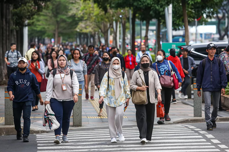 MIFTAHUL HAYAT/JAWA POS ILUSTRASI: Para pekerja berjalan saat jam pulang kerja di kawasan Jalan Sudirman, Jakarta.