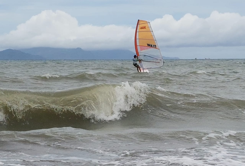 PIJAI PASARIJA/RADAR KALTARA PERSIAPAN: Para atlet saat menjalani&nbsp; TC di Pantai Ulee Lheue, Selasa (3/9).
