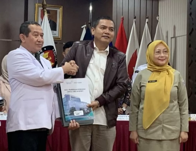 TERIMA HASIL: Ketua KPU DKI Jakarta Wahyu Dinata menerima hasil pemeriksaan kesehatan tiga pasangan calon kepala daerah di Pilgub Jakarta dari ketua tim pemeriksa dan peneliti dr Djati Sagoro, Sp.PD.&nbsp;