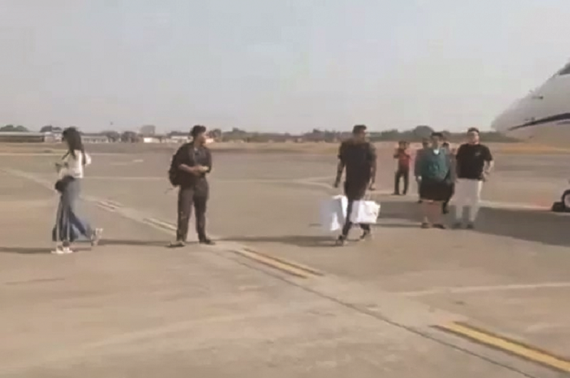 KONTROVERSI: Tangkapan layar potongan video viral kedatangan pesawat jet pribadi yang digunakan putra bungsu dan menantu Presiden Joko Widodo (Jokowi), Kaesang Pangarep dan Erina Gudono. (Platform X)