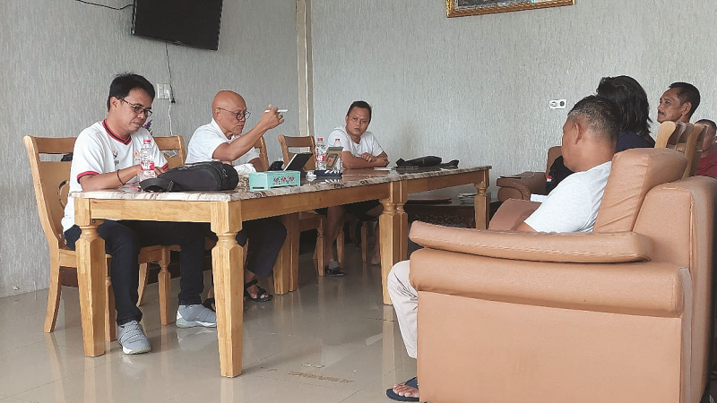 PIJAI PASARIJA/RADAR KALTARA RAPAT EVALUASI: Panitia dan manager dikumpulkan dalam rapat koordinasi dan evaluasi.