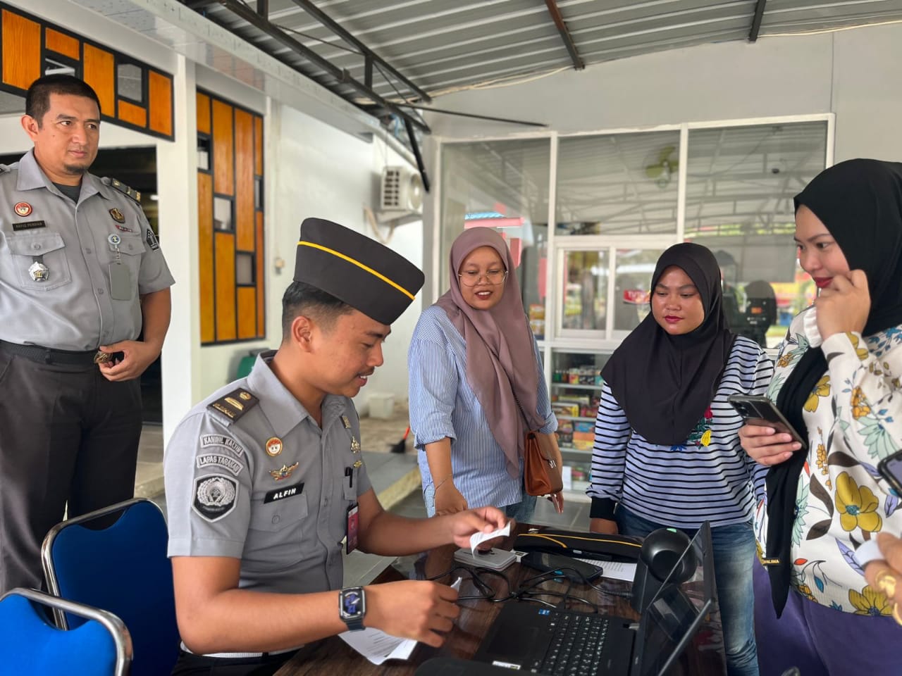 LAPAS KELAS II-A TARAKAN KUNJUNGAN ONLINE: Petugas Lapas Tarakan mensosialisasikan terkait pendaftaran kunjungan online.