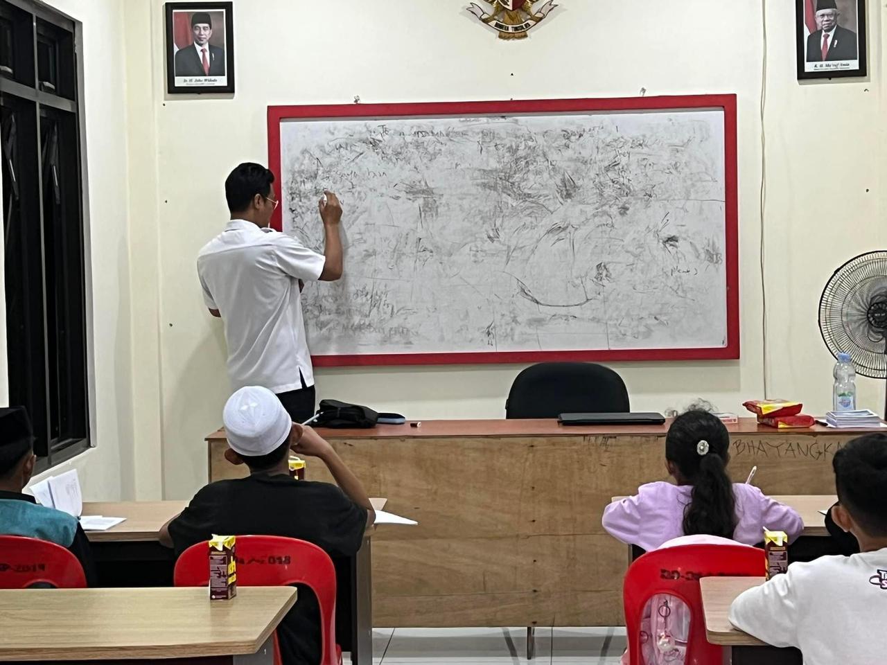 DOK PRIBADI RIKO VEANDRA MENGAJAR: AKP M. Ricko Veandra berkesempatan memberikan materi pembelajaran bahasa Inggris kepada anak-anak di Sebatik.