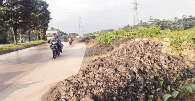 DENNY SAPUTRA/KP MATERIAL: Salah satu titik di Jalan Nusyirwan Ismail, kelurahan Air Putih, tepat di samping perum Green Palm, menjadi tempat pembuangan disposal, tepat di badan jalan.