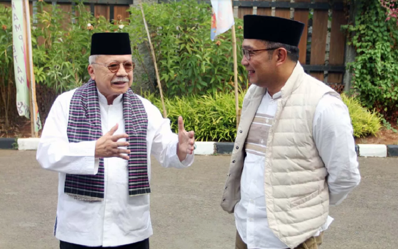 BERBINCANG: Mantan Gubernur DKI Jakarta Fauzi Bowo sambut Bakal calon Gubernur DKI Jakarta Ridwan Kamil di Museum Betawi Perkampungan Budaya Betawi Setu Babakan, Jakarta, Rabu (4/9). (Dery Ridwansah/J