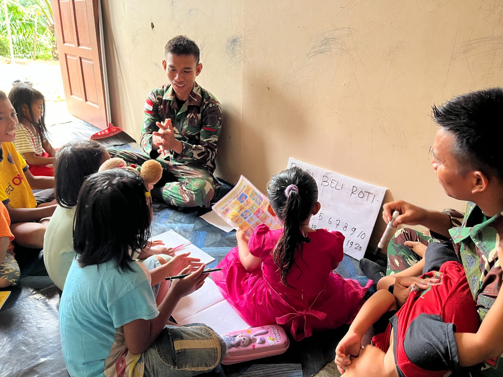 DOK SATGAS PAMTAS MENGAJAR: Prajurit Satgas Pamtas Yonarmed 11 Kostrad di Pos Gabma Saliku fokus mengajari anak-anak perbatasan calistung.