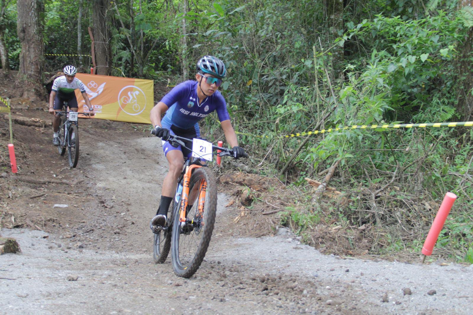 ELIAZAR/RADAR TARAKAN JAJAK SIRKUIT: Atlet Balap Sepeda Kaltara, Muhammad Fajar yang menjajal sirkuit balap sepeda di Tahura Bukit Barisan, Kabupaten Karo, Sumatera Utara.