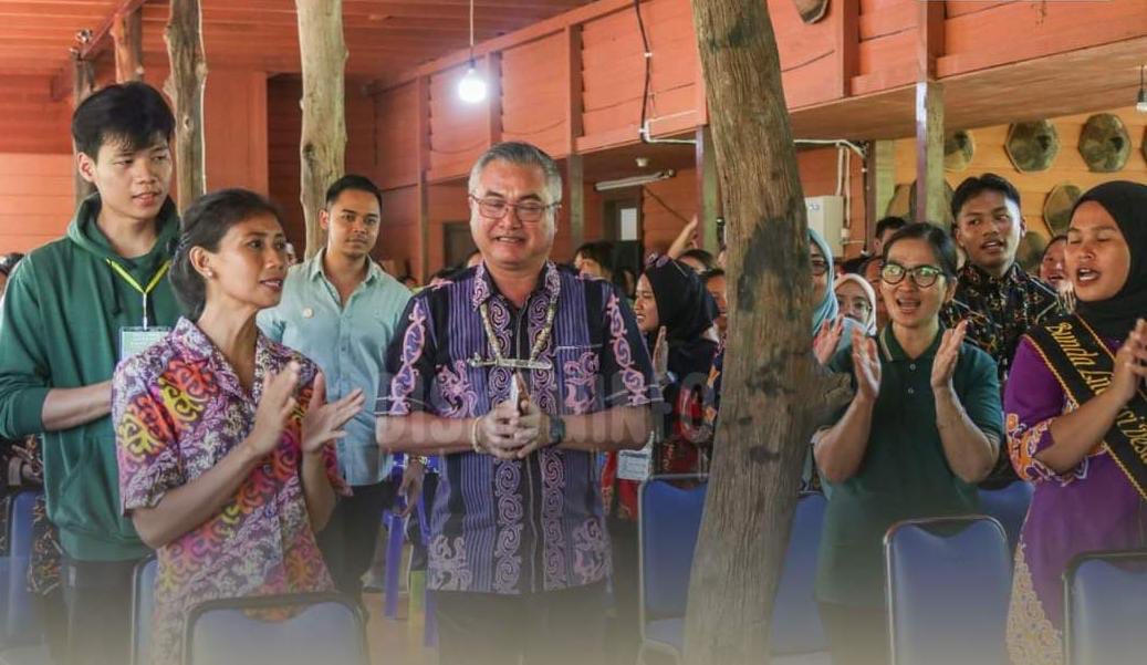 HADI ARIS ISKANDAR//RADAR TARAKAN Bupati Malinau, Wempi Wellem Mawa bersama pegiat literasi  dalam kegiatan Malinau Literacy Camp 2024.