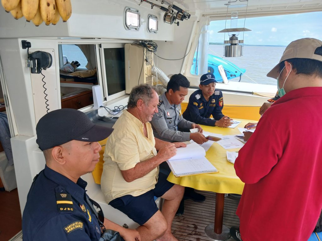 DOK IMIGRASI CEK WNA: Baru-baru ini petugas Imigrasi PLBI Tunon Taka melaksanakan clearance kedatangan dua kapal yacht di sekitar Pelabuhan Liem Hie Djung.