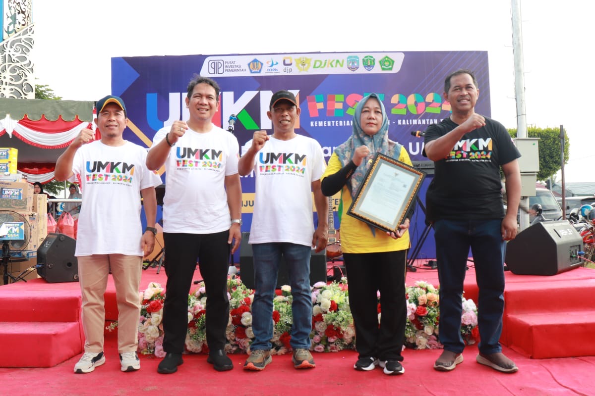 ISTIMEWA  KOMITMEN: Bupati Bulungan bersama jajaran Kanwil Kemenkeu Kaltara, DJPb Kaltara saat menyerahkan sertifikasi halal kepada perwakilan UMKM.